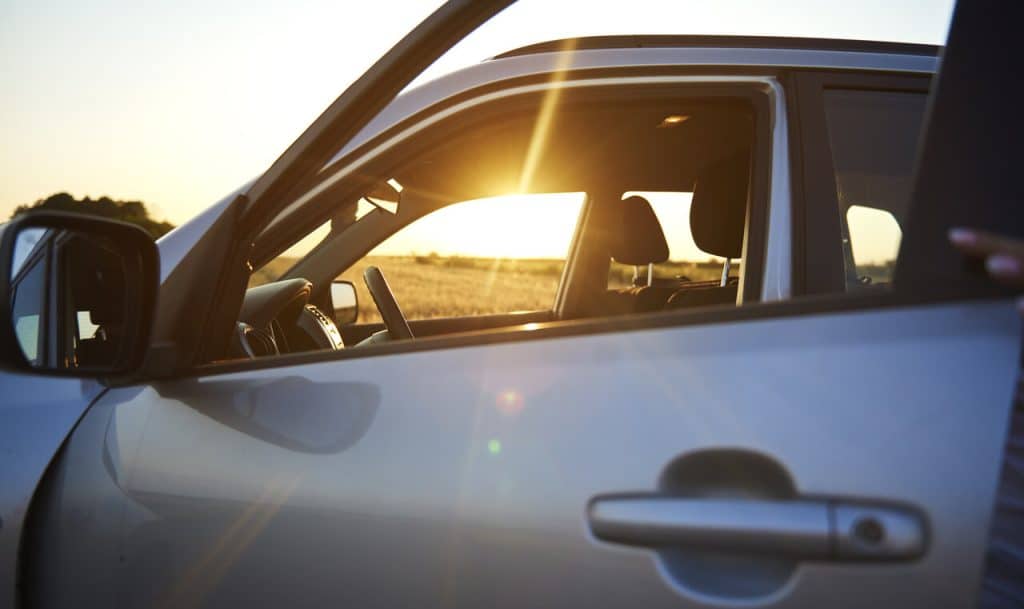 Araba Kliması Yakıt Tüketimini Ne Kadar Artırır? HEV Araçların Avantajları 1 cami acik bir otomobile yansiyan gunes isigi