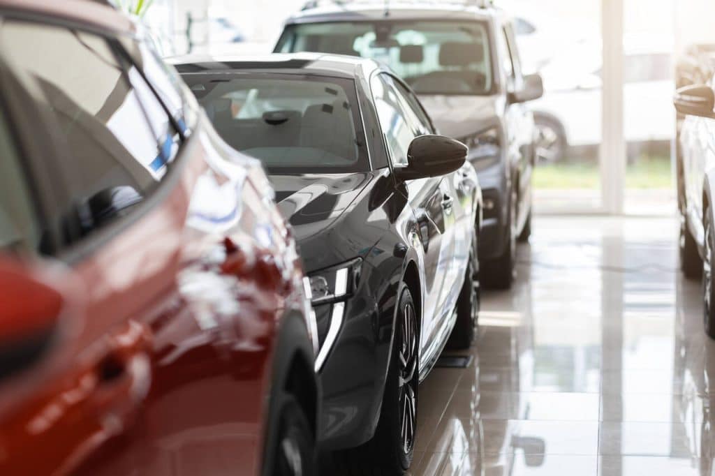 İkinci El Araç Satın Alırken Nelere Dikkat Edilir? 1 galeride sergilenen luks otomobiller