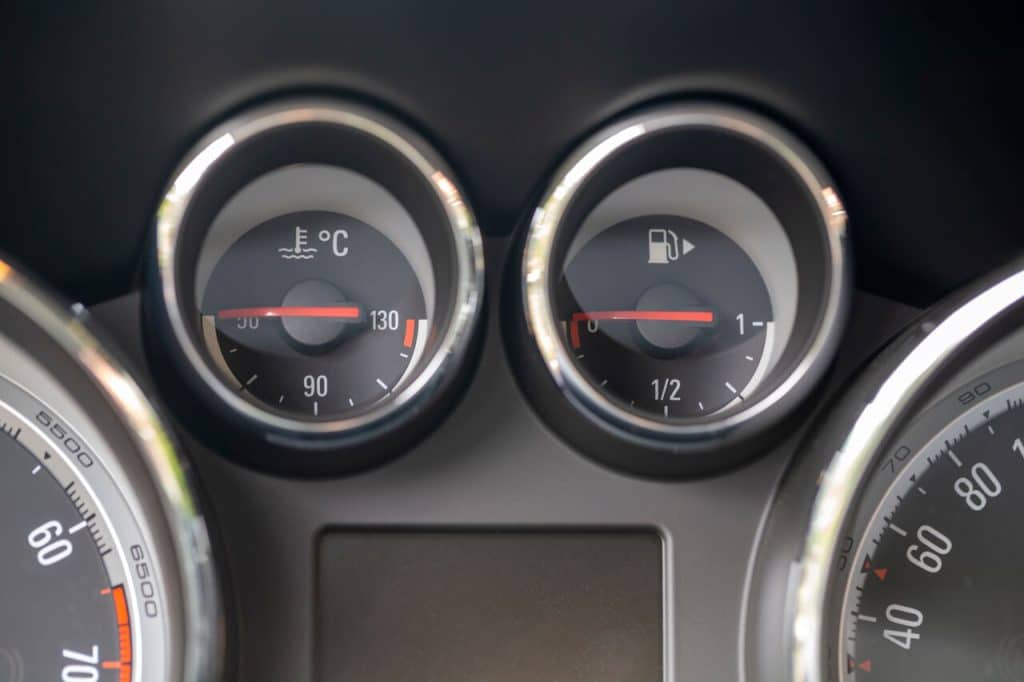 Aracın Motoru Hararet Yaptığında Ne Yapmalı? 1 gosterge panelinde arac hararet gostergesi ve devir gostergesi