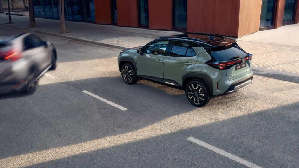 En İyi Aile Arabası Nasıl Seçilir? Dikkat Etmeniz Gerekenler 2 yolda ilerleyen toyota yaris cross hibrit otomobil