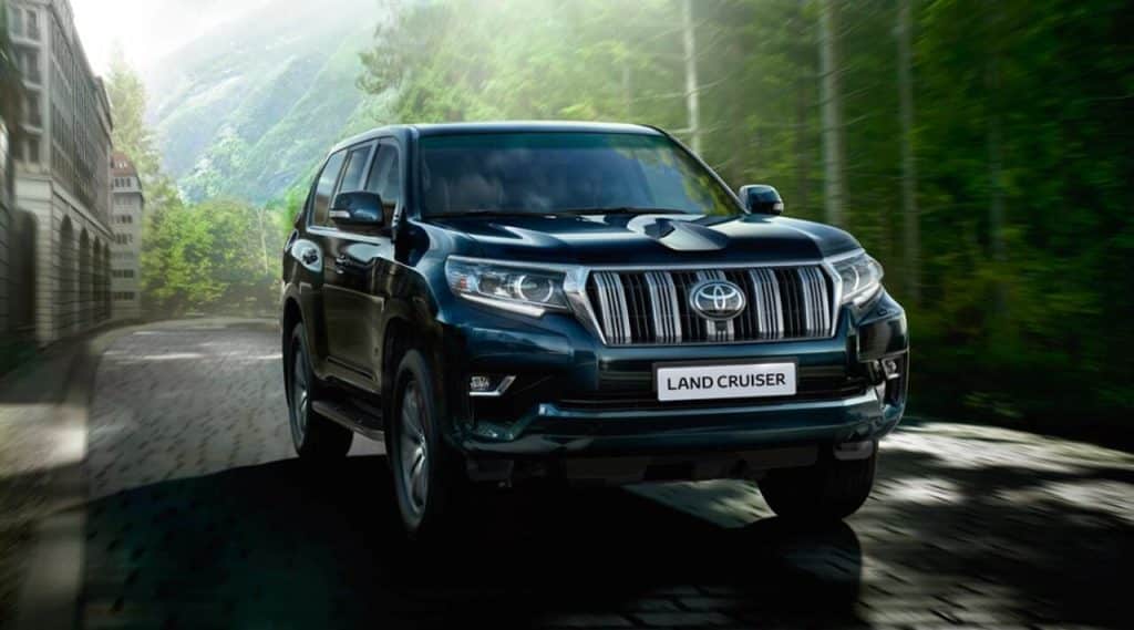 Mild Hybrid (MHEV) Nedir? Hafif Hibrit Teknolojisi 2 agacli yolda ilerleyen mild hibrit land cruiser prado on gorunusu