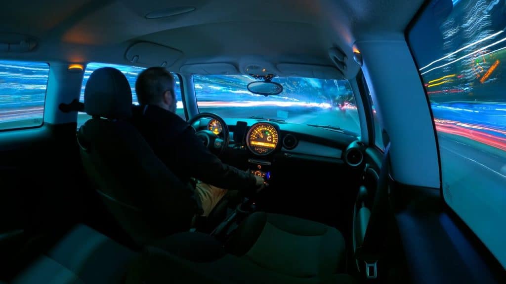 Otonom Sürüş Nedir? Otonom Araçlar Nasıl Çalışır? 1 gece otonom arac icindeki bir kisi