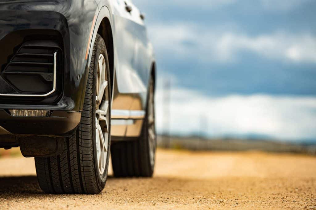 AWD Nedir? AWD ve 4WD Arasındaki Fark Nedir? 1 bir arazide lastikleri gorulen bir otomobil