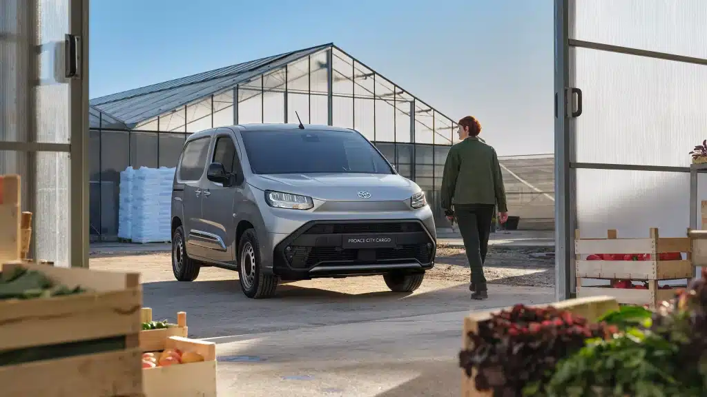 toyota minivan araç ve yanında bir insan
