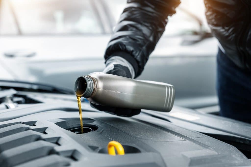 Yaz Aylarında Araç Bakımı Rehberi 1 sentetik motor yagi doken bir surucu
