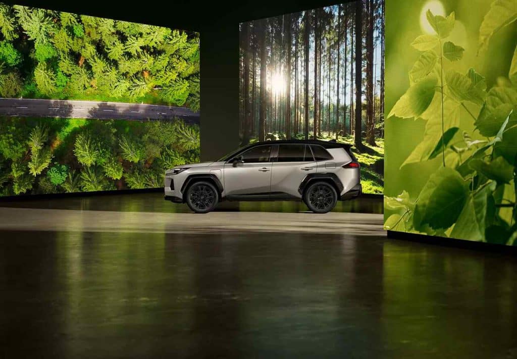 AWD-i (Akıllı Dört Çeker) Nedir? 1 gri renkli toyota rav dort otomobilinin yandan gorunumu