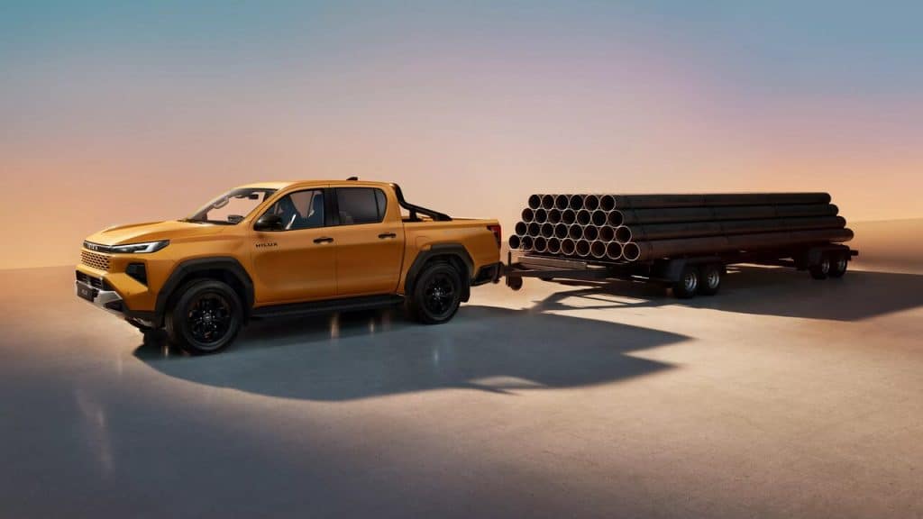 Toyota Hilux'un Yeni ve Eski Nesil Hilux Arasındaki Farklar 3 rulo borulari ceken turuncu renkli hilux araci