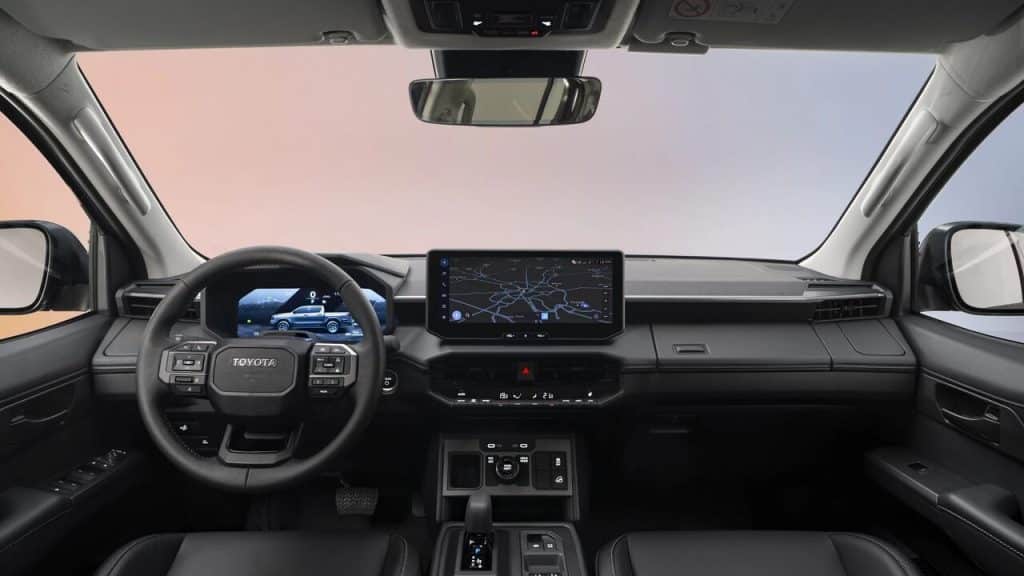 Toyota Hilux'un Yeni ve Eski Nesil Hilux Arasındaki Farklar 2 toyota hilux aracinin direksiyon ve gosterge alani