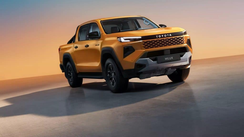 Toyota Hilux'un Yeni ve Eski Nesil Hilux Arasındaki Farklar 1 turuncu renkli toyota yeni hilux aracinin onden gorunumu